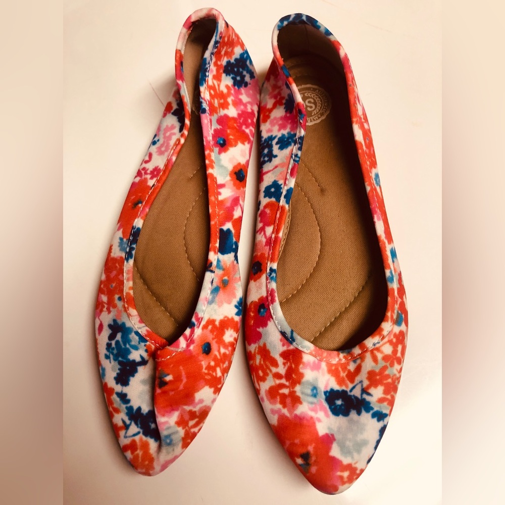 S.O. brand size 8 floral flats